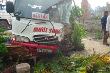 Xe khách tông xe chở dầu, hàng chục hành khách hú vía