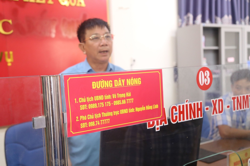 Chủ tịch Hà Tĩnh công bố số điện thoại để dẹp nạn cán bộ vòi vĩnh - 2 Chủ tịch Hà Tĩnh công bố số điện thoại để dẹp nạn cán bộ vòi vĩnh - 2