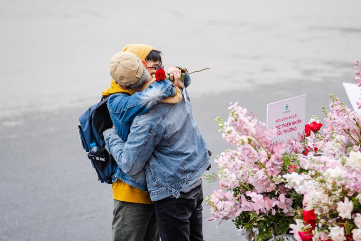 Valentine 2022: Ấn tượng màn tỏ tình với 99.999 bông hồng ở Hà Nội - 10 Valentine 2022: Ấn tượng màn tỏ tình với 99.999 bông hồng ở Hà Nội - 10
