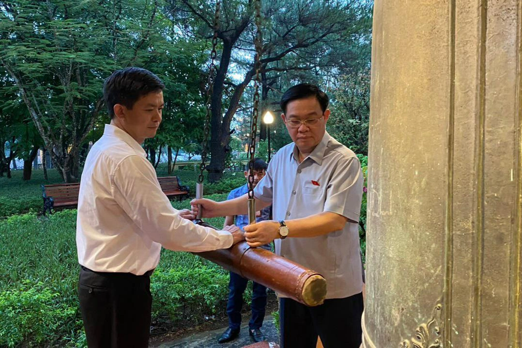 Chủ tịch Quốc hội viếng nghĩa trang liệt sĩ, tặng quà gia đình chính sách - 2 Chủ tịch Quốc hội viếng nghĩa trang liệt sĩ, tặng quà gia đình chính sách - 2
