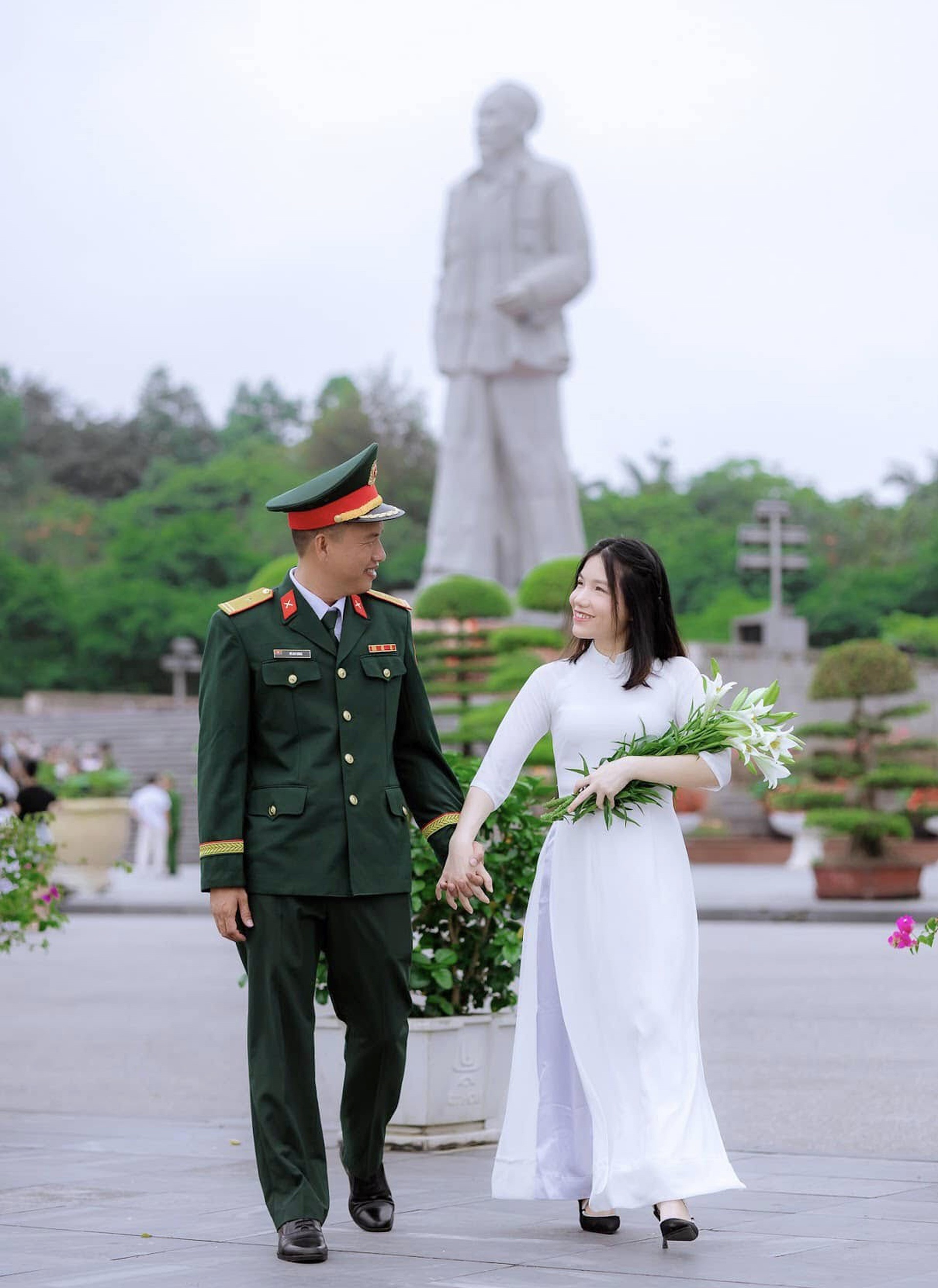 Người dân đổ về quảng trường Hồ Chí Minh lưu lại hình ảnh ngày lễ 30/4 - 6