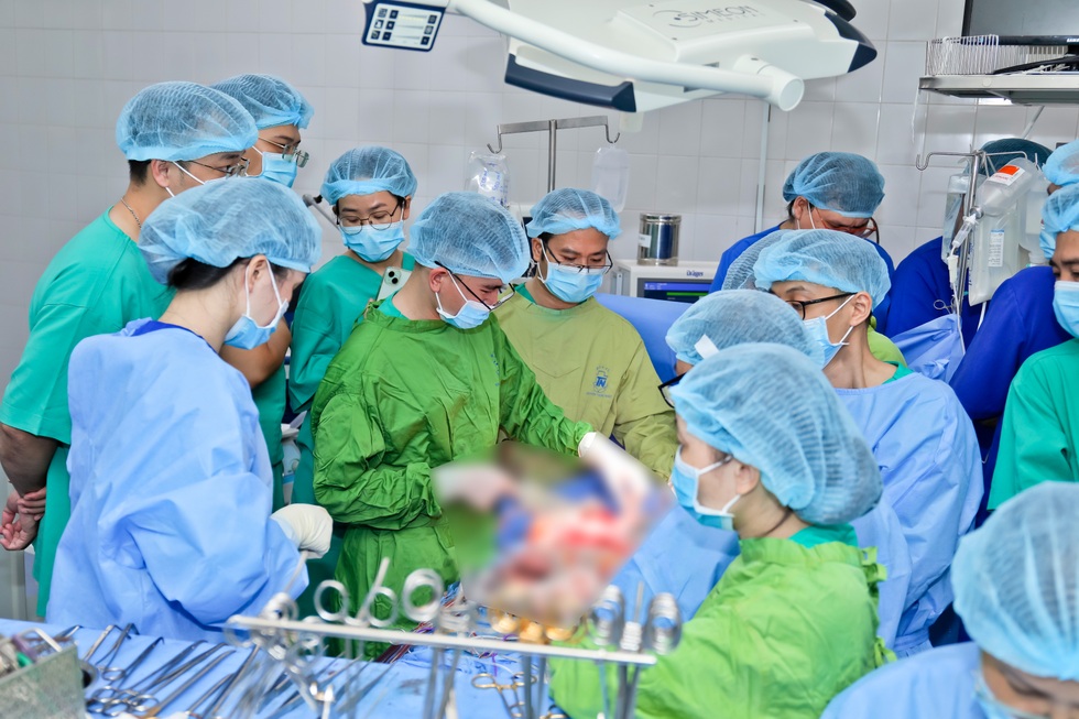 Đêm trắng không ngủ và cuộc chạy đua ghép tạng cứu 7 người ở 3 miền Tổ quốc - 7 Đêm trắng không ngủ và cuộc chạy đua ghép tạng cứu 7 người ở 3 miền Tổ quốc - 7