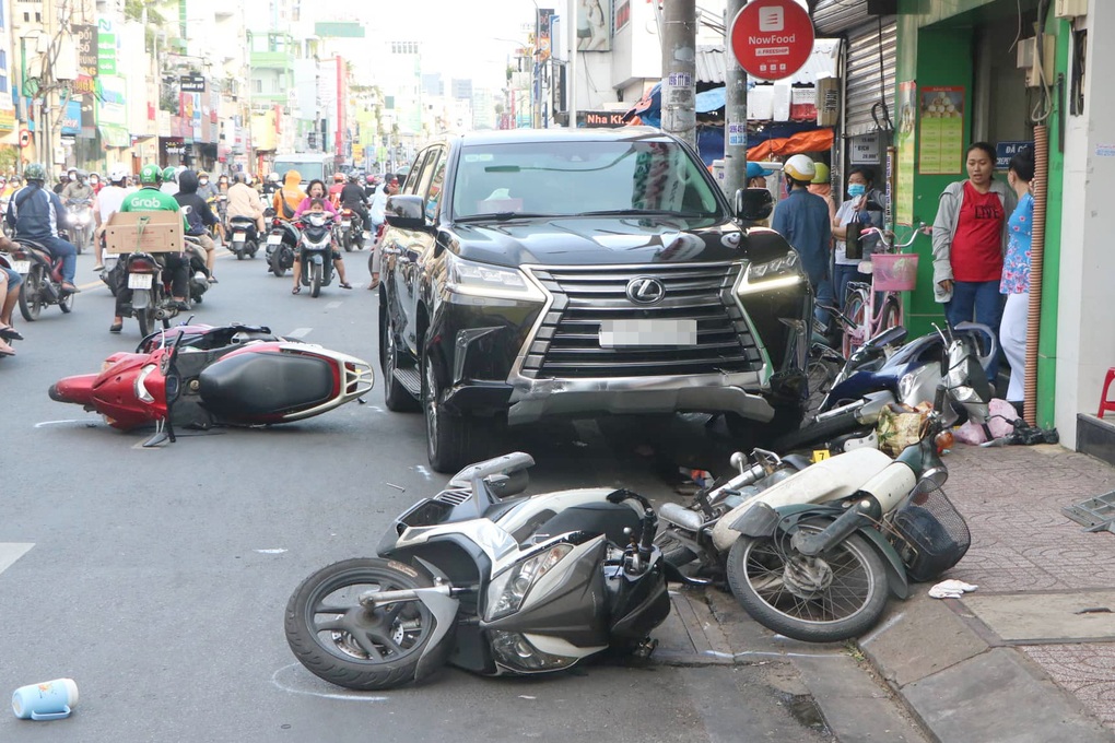 Ô tô tông 5 xe máy ở TPHCM - 1 Ô tô tông 5 xe máy ở TPHCM - 1