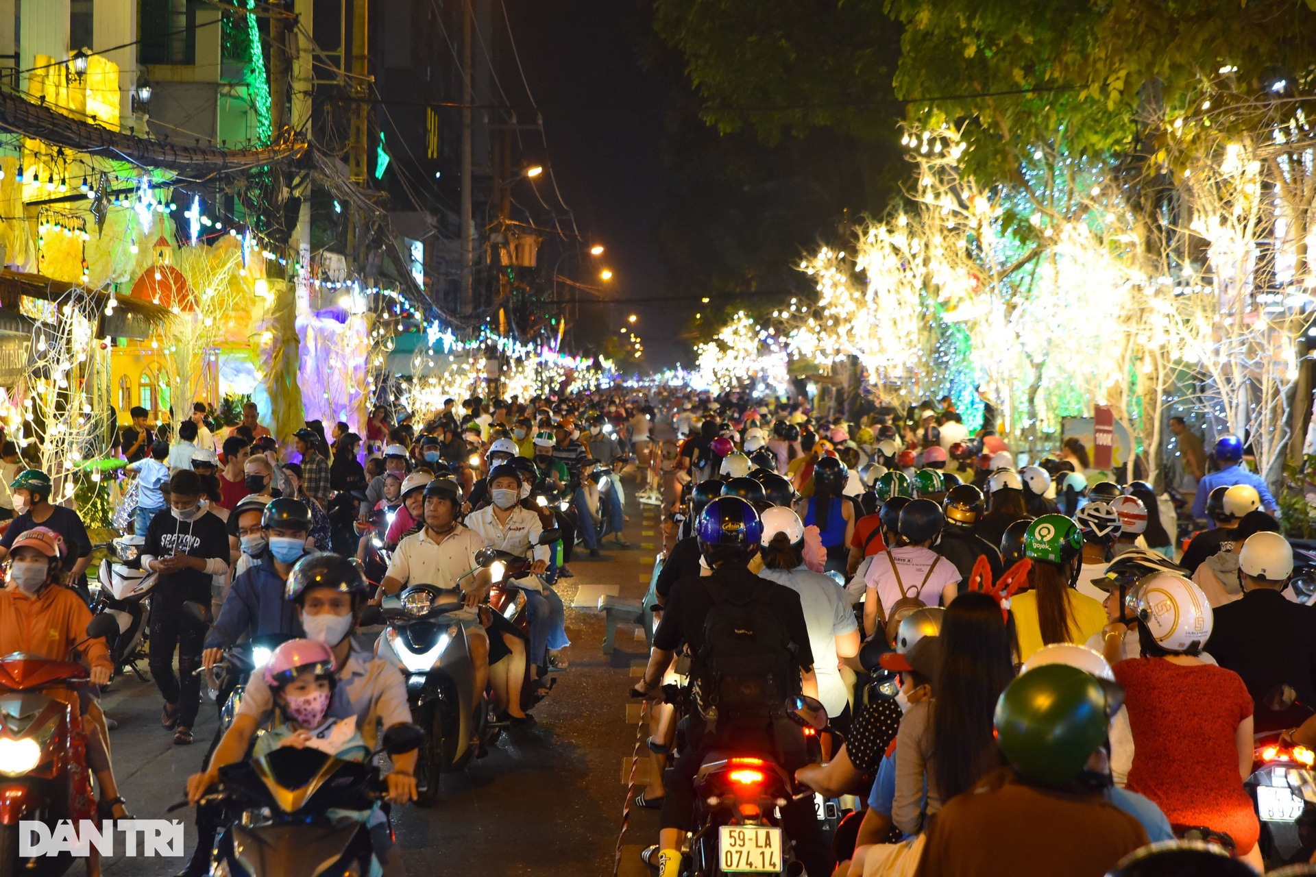 Nhiều nơi ở TPHCM ùn tắc khi người dân xuống đường đón Noel - 9 Nhiều nơi ở TPHCM ùn tắc khi người dân xuống đường đón Noel - 9