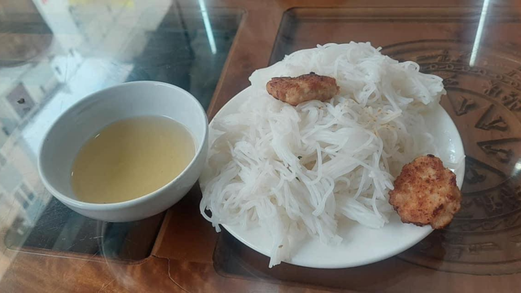 Từ suất bún chả 35K, quy Sầm Sơn là nơi chặt chém liệu có công bằng? - 1 Từ suất bún chả 35K, quy Sầm Sơn là nơi chặt chém liệu có công bằng? - 1
