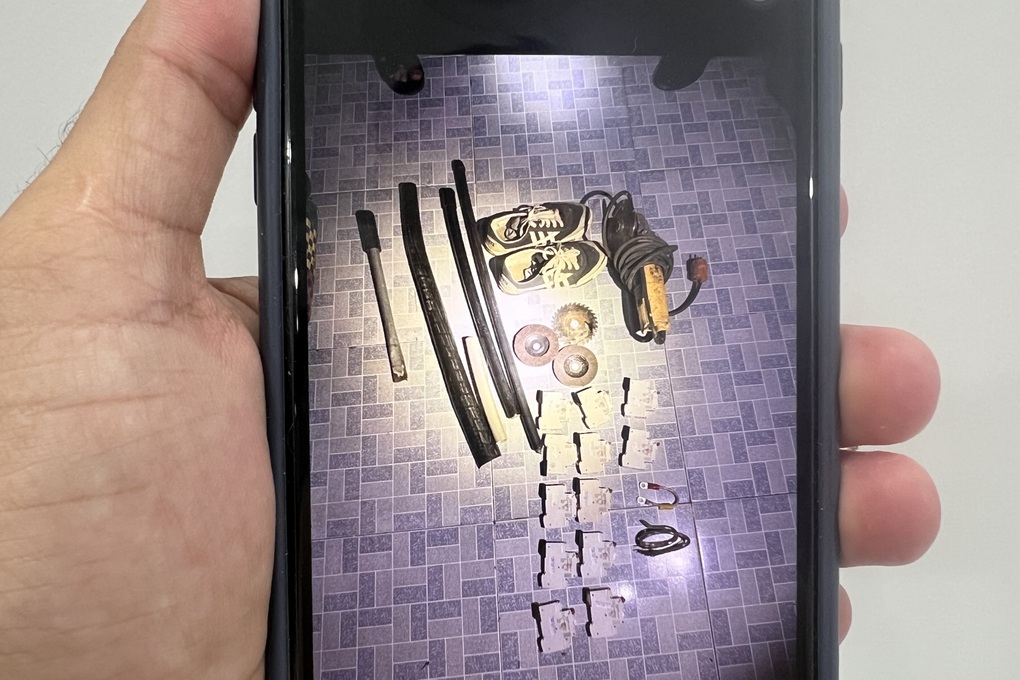 Gã đàn ông trộm cầu dao của nhiều cột đèn, tủ điện ở TPHCM - 3 Gã đàn ông trộm cầu dao của nhiều cột đèn, tủ điện ở TPHCM - 3