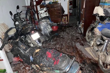 Con trai mua xăng về đốt nhà để dọa cha mẹ