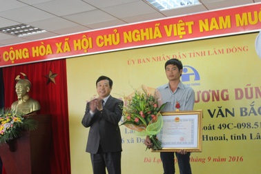 Tài xế Phan Văn Bắc nhận Huân chương Dũng cảm của Chủ tịch nước