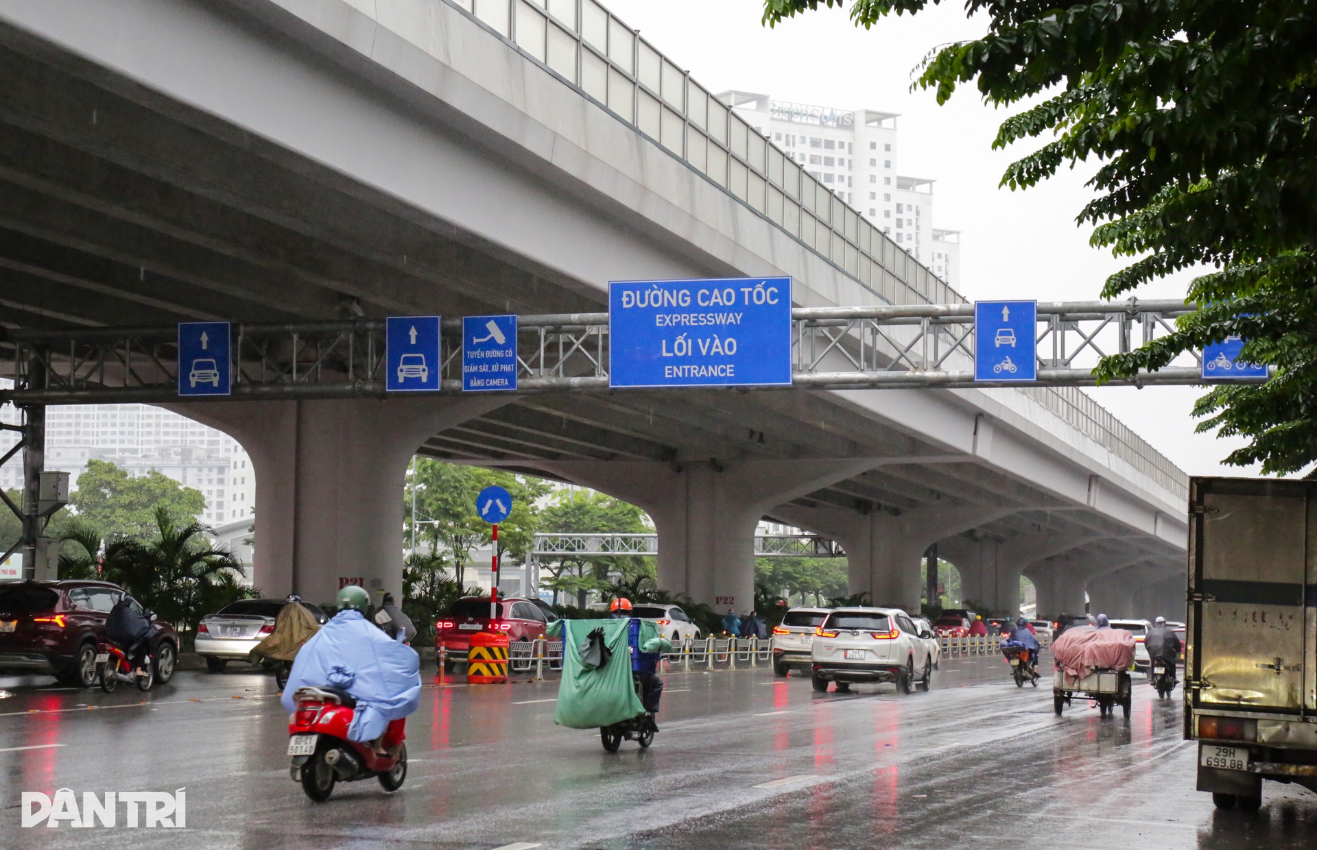 Vạch kẻ làn đường bị mờ nhìn như ma trận, nhiều lái xe lo bị phạt oan - 14