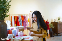 Cô gái trẻ kiếm vài chục triệu đồng mỗi tháng nhờ thêu tranh trên lá bồ đề