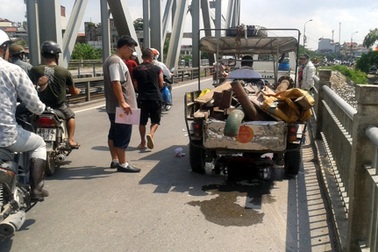 Hà Nội: Va vào xe ba gác, người phụ nữ ngã ra đường, tử vong