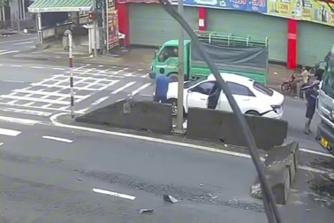 Ô tô bị xe tải húc đuôi khi dừng chờ đèn đỏ