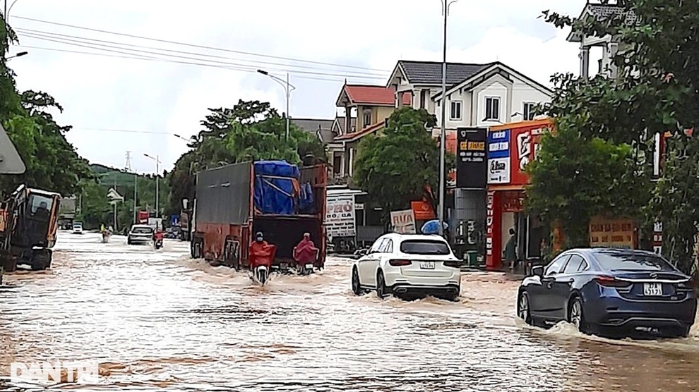 Hàng loạt thủy điện xả tràn, người dân vùng hạ du kéo nhau chạy lũ - 10 Hàng loạt thủy điện xả tràn, người dân vùng hạ du kéo nhau chạy lũ - 10