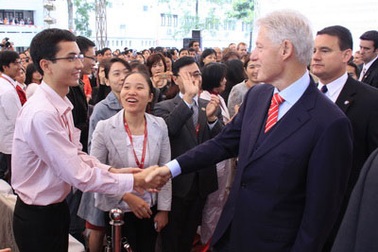 Cựu Tổng thống Bill Clinton trò chuyện với SV tại Hà Nội  