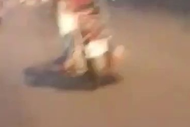 Hà Nội: Rùng mình chứng kiến bé trai “đánh đu” trên xe máy (Video: Facebook).