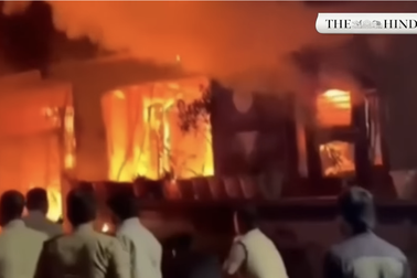 Chiếc xe điện bốc cháy khi đang sạc, lan sang nhà ở, 8 người thiệt mạng