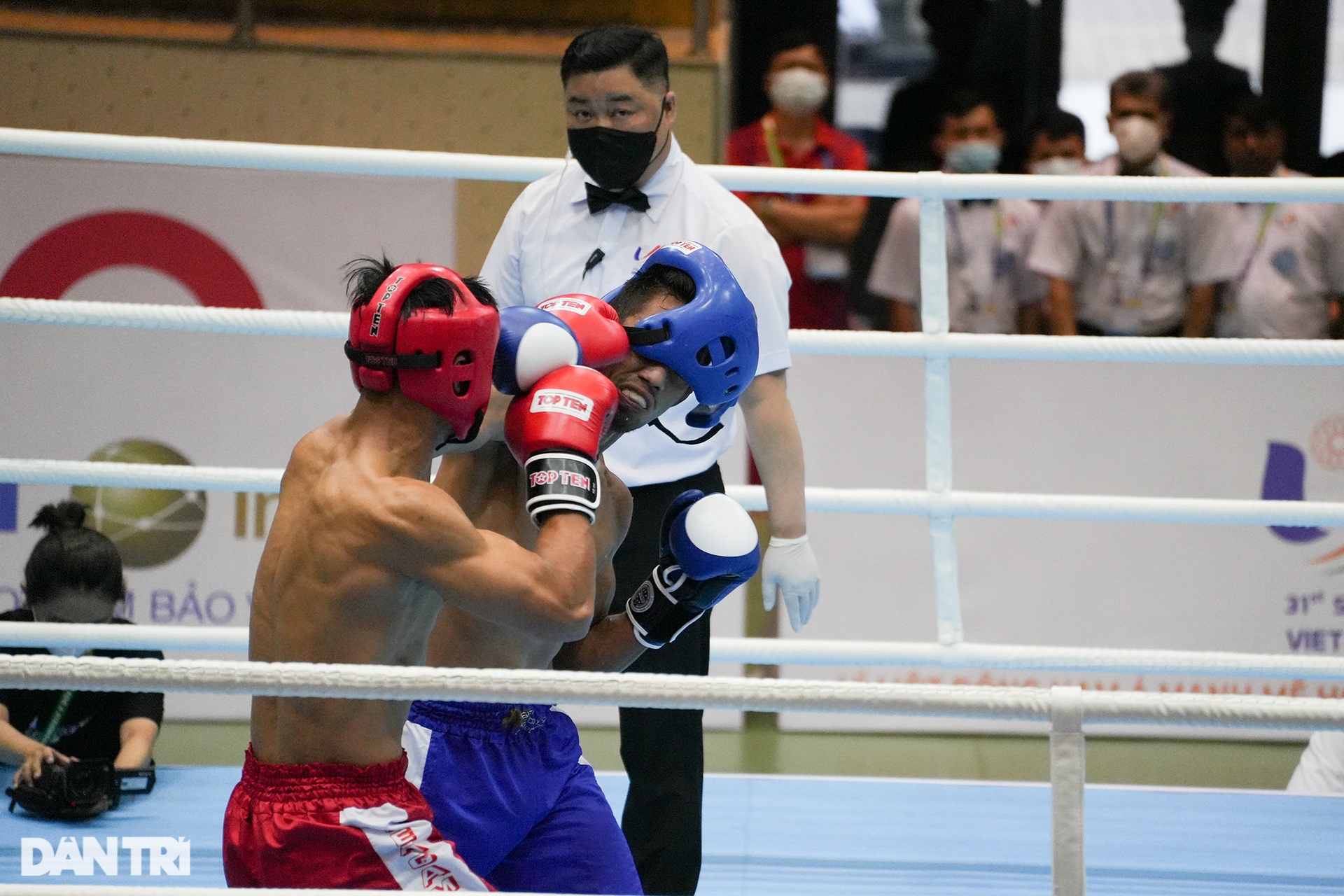 Kịch tính võ sĩ Kickboxing Việt Nam đấm bay mũ đối thủ tại SEA Games 31 - 11
