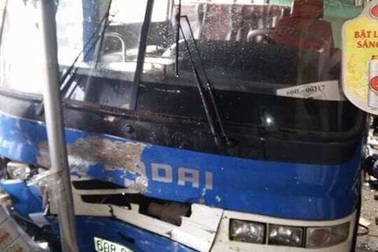 Xe khách lao thẳng vào quán cà phê, tông 2 phụ nữ trọng thương