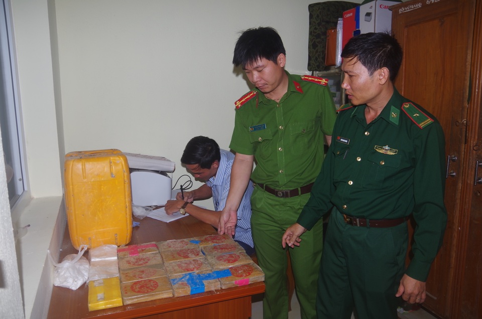 Tiếp tục vận động người dân giao nộp bánh heroin dạt vào bãi biển - 1 Tiếp tục vận động người dân giao nộp bánh heroin dạt vào bãi biển - 1