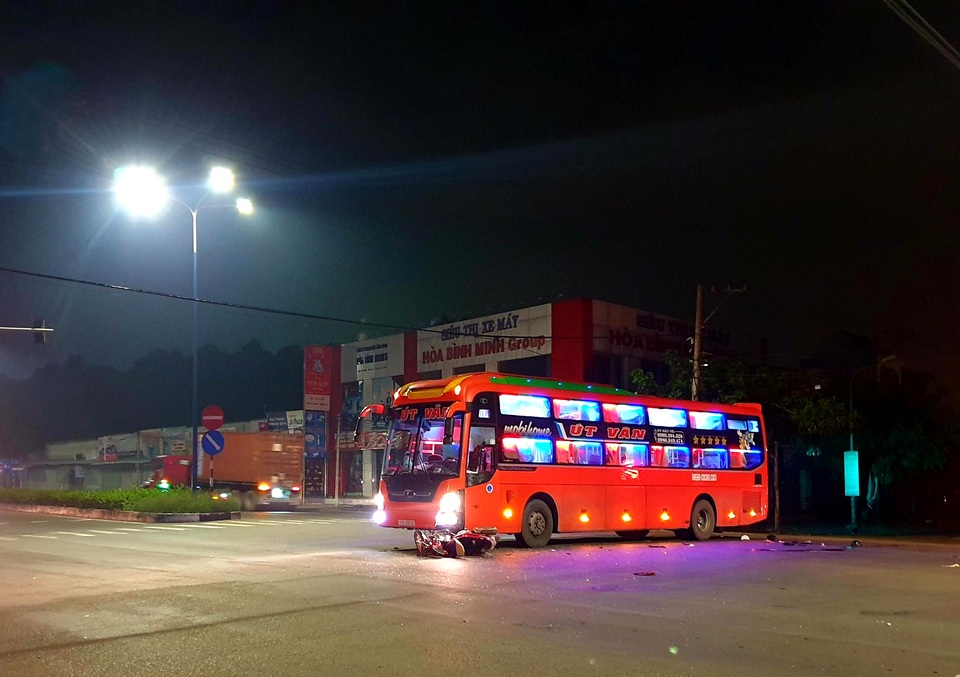 Lao vào đầu xe khách lúc rạng sáng, 2 thanh niên thương vong - 3 Lao vào đầu xe khách lúc rạng sáng, 2 thanh niên thương vong - 3