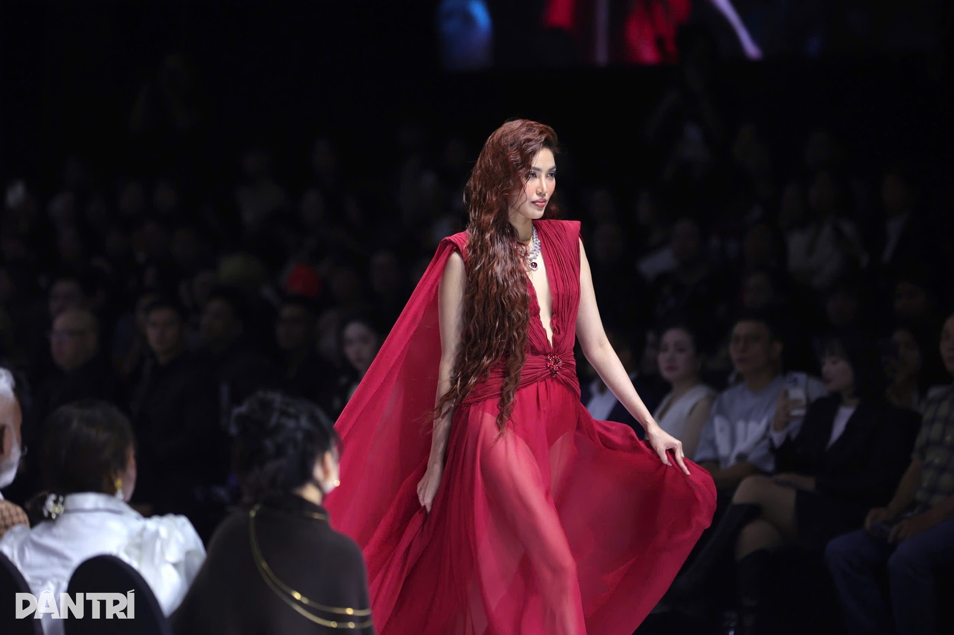 Lan Khuê nói về đam mê hàng hiệu và bí quyết tỏa sáng trên sàn diễn - 2 Lan Khuê nói về đam mê hàng hiệu và bí quyết tỏa sáng trên sàn diễn - 2