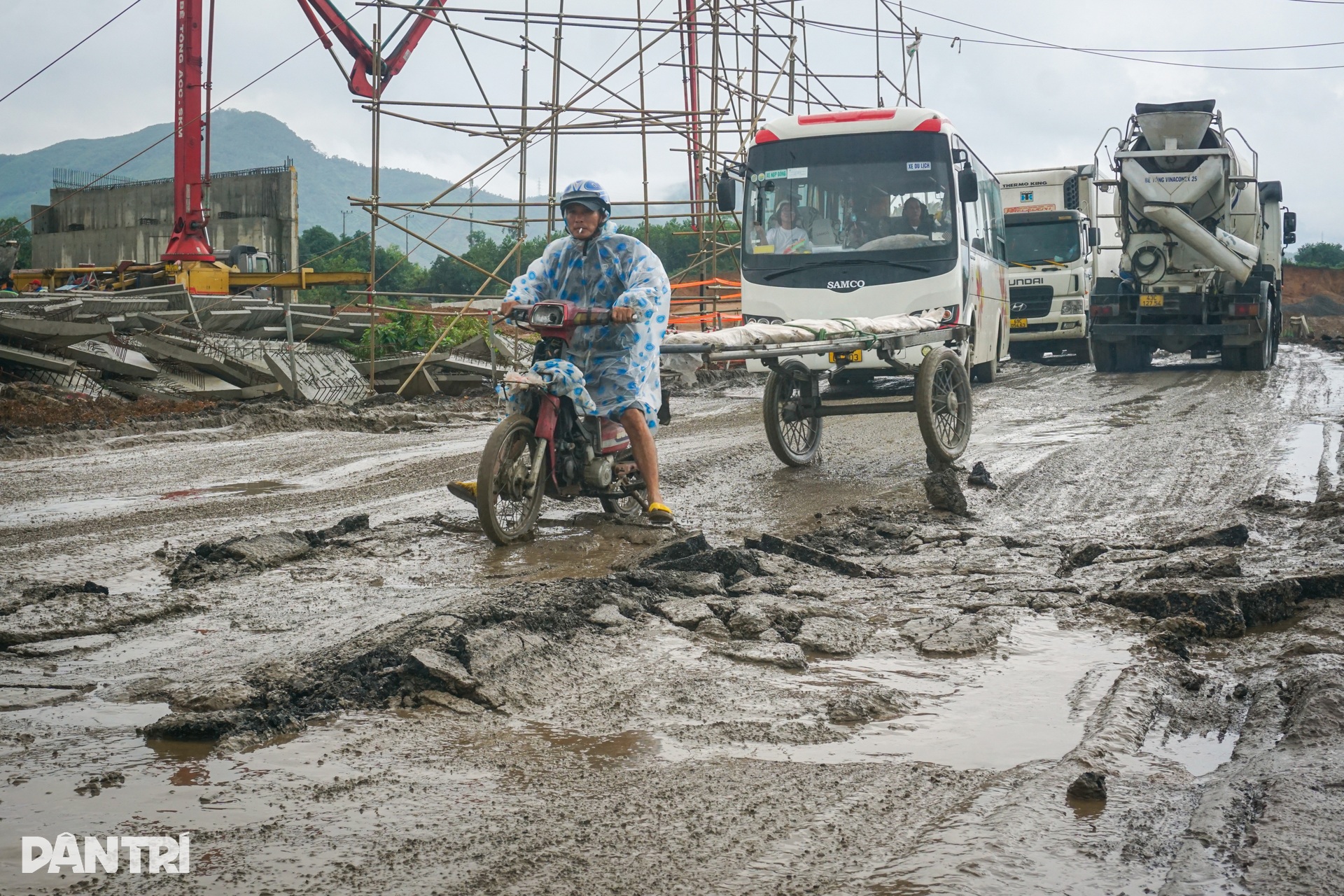 Phương tiện nối đuôi nhau bò qua nút giao lầy như ruộng ở Đà Nẵng - 7 Phương tiện nối đuôi nhau bò qua nút giao lầy như ruộng ở Đà Nẵng - 7