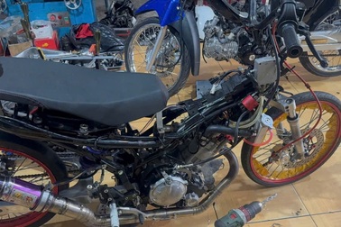 Tiệm sửa xe ở TPHCM thiết kế riêng “phòng thí nghiệm” để độ phương tiện