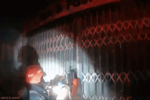 Cảnh sát phá cửa giải cứu 2 người mắc kẹt trong căn nhà cháy