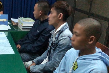 Giải cứu 4 bé gái bị nhóm chăn dắt phục vụ karaoke truy đuổi