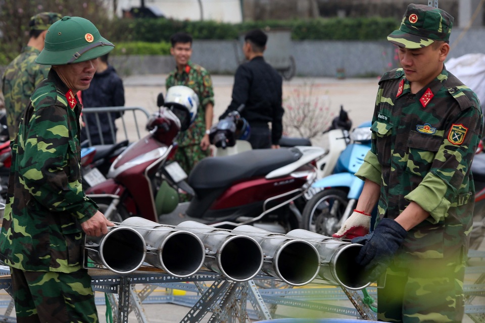 Hà Nội: Bên trong trận địa pháo hoa chuẩn bị khai hoả, đón giao thừa - 1 Hà Nội: Bên trong trận địa pháo hoa chuẩn bị khai hoả, đón giao thừa - 1