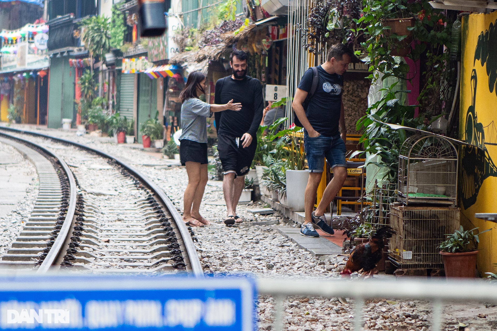 Né chốt kiểm soát, lén đưa du khách vào bên trong xóm cà phê đường tàu - 3 Né chốt kiểm soát, lén đưa du khách vào bên trong xóm cà phê đường tàu - 3