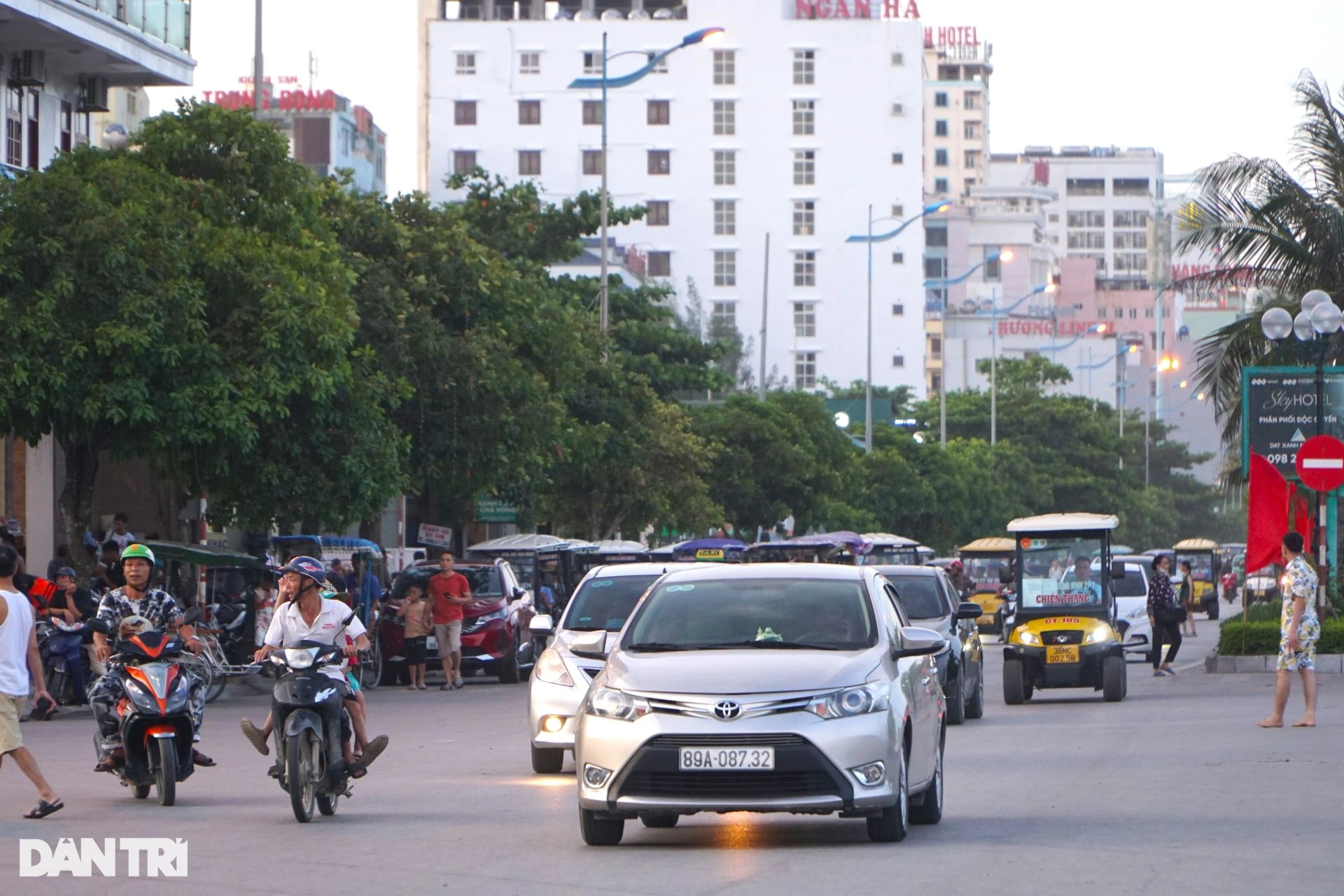 Hàng vạn người ken đặc trên bãi tắm Sầm Sơn ngày nắng nóng - 11 Hàng vạn người ken đặc trên bãi tắm Sầm Sơn ngày nắng nóng - 11