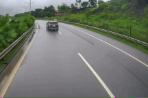 Xe con quay đầu để đi ngược chiều trên cao tốc, suýt gây va chạm