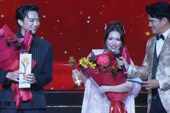 Hòa Minzy bị chỉ trích "kém duyên" khi mời bố mẹ lên nhận giải Mai Vàng