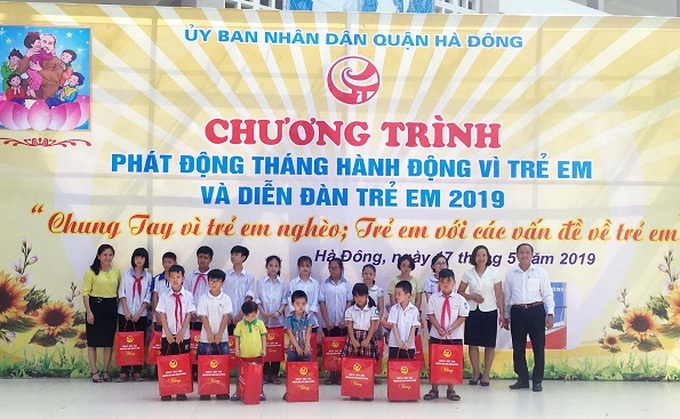 Tặng quà và học bổng cho trẻ em có hoàn cảnh khó khăn vươn lên học tốt nhân Tháng hành động vì trẻ em.