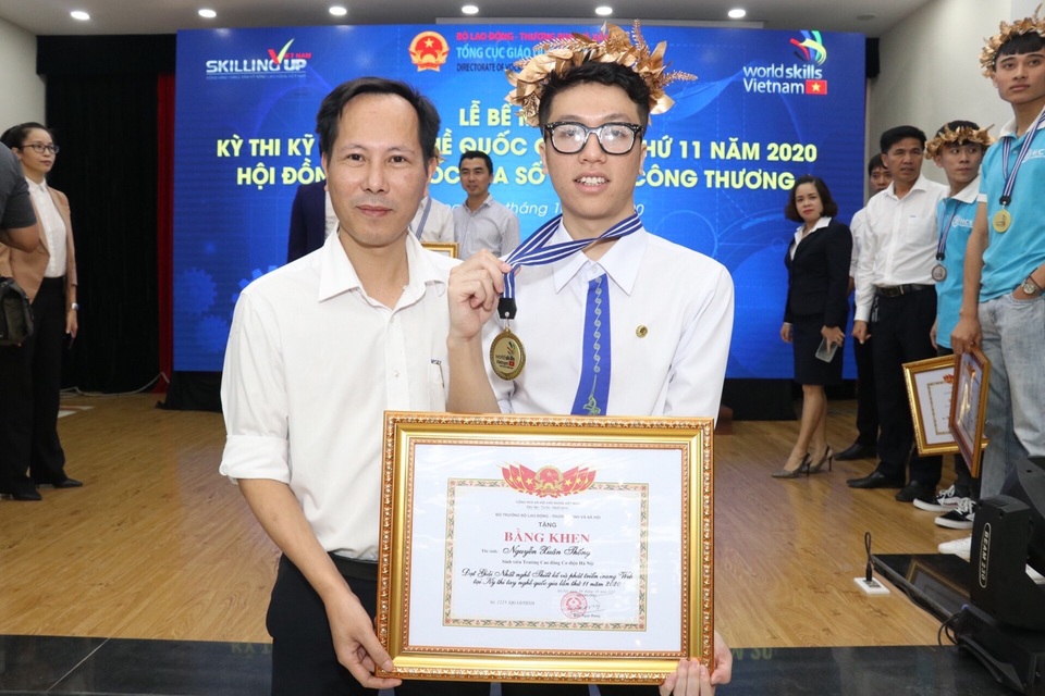 Hoa mắt với bảng thành tích giáo viên dạy giỏi của thầy giáo trường nghề - 5 Hoa mắt với bảng thành tích giáo viên dạy giỏi của thầy giáo trường nghề - 5