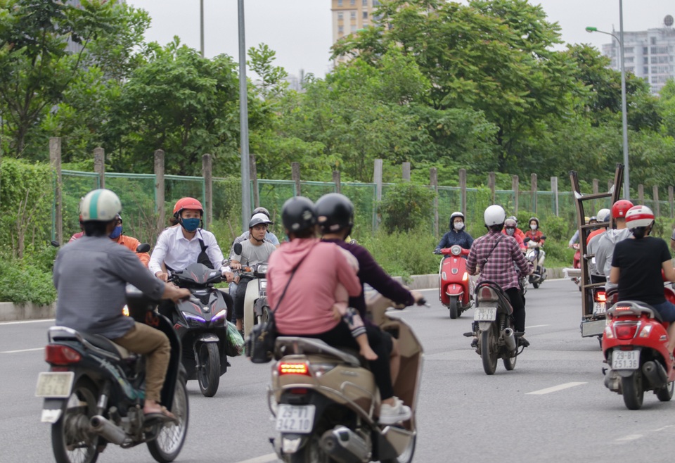 Đoàn hàng trăm người rồng rắn ngược chiều ở đường gom Đại lộ Thăng Long - 11 Đoàn hàng trăm người rồng rắn ngược chiều ở đường gom Đại lộ Thăng Long - 11