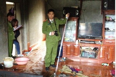 Đi nhậu về bị vợ cằn nhằn, chồng đổ xăng châm lửa đốt nhà