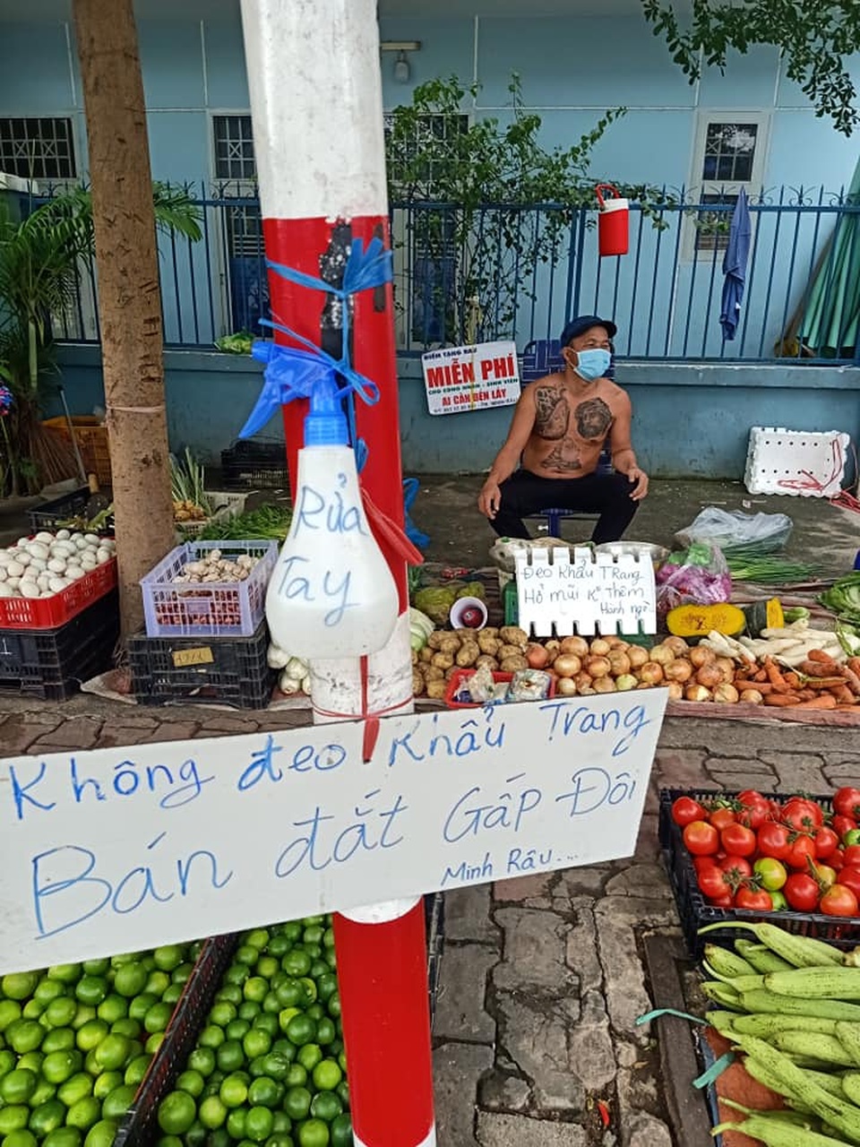 Ông chủ xăm trổ bán rau gây sốt và 2 triệu đồng từ cô gái quán Karaoke - 2 Ông chủ xăm trổ bán rau gây sốt và 2 triệu đồng từ cô gái quán Karaoke - 2