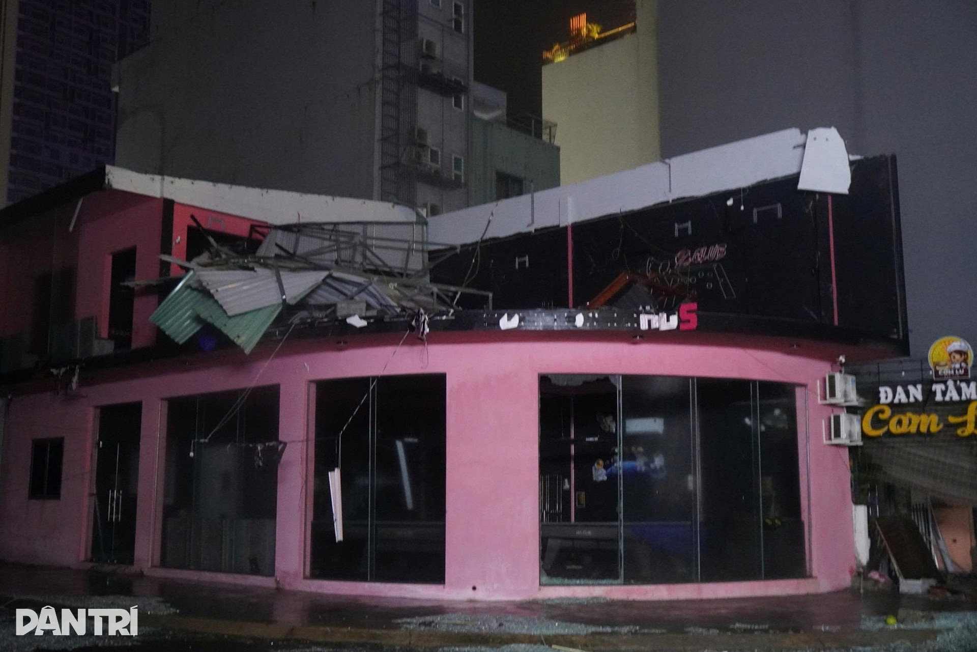 Tôn bay, kính vỡ tơi tả do bão Kalmaegi càn quét - 4 Tôn bay, kính vỡ tơi tả do bão Kalmaegi càn quét - 4