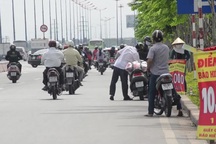 Cảnh giác với "cú lừa" bảo hiểm xe máy 10.000 đồng bán tràn lan ven đường