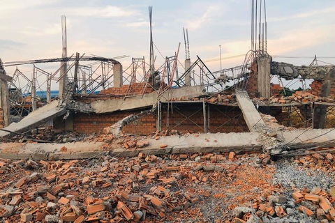 Sập tường công trình đang xây dựng, 10 người tử vong