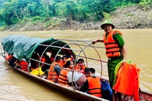 Chủ tịch xã dùng xe cá nhân chở học sinh đến trường