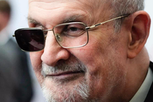 Nhà văn người Anh viết hồi ký về việc bị đâm nguy kịch trên sân khấu