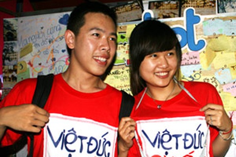 Nữ sinh Việt Đức rạng rỡ đêm tiệc chia tay