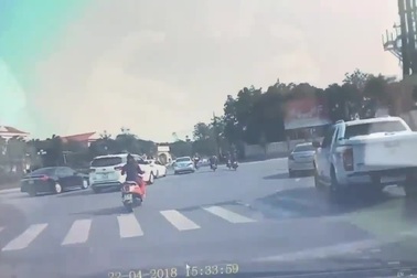 Xe bán tải vượt ẩu, lấn làn gây tai nạn nghiêm trọng tại Nghệ An