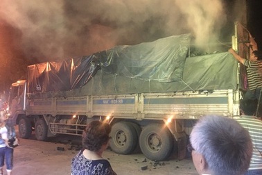 Xe tải chở than bốc cháy giữa phố