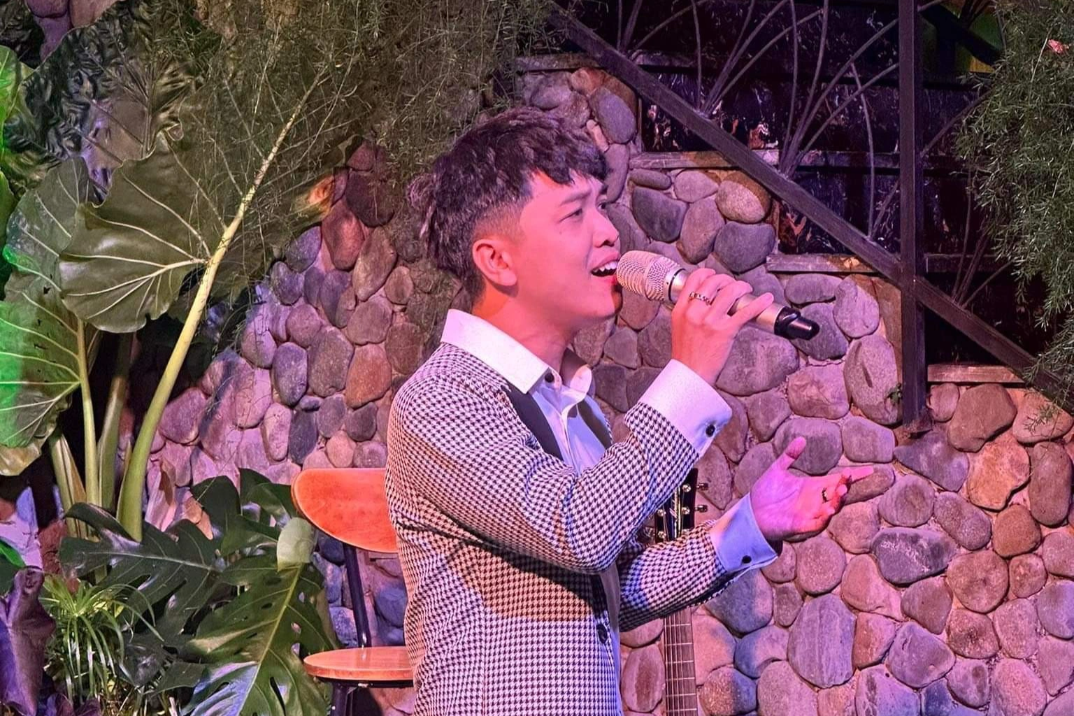 Chàng ca sĩ 10 năm ròng ngày làm đêm hát để giữ lửa đam mê - 2