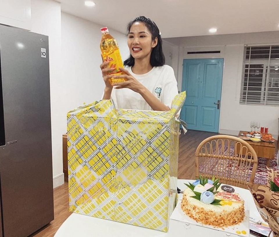 Sao Việt đón sinh nhật “độc lạ” giữa mùa Covid-19 - 2 Sao Việt đón sinh nhật “độc lạ” giữa mùa Covid-19 - 2