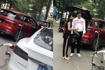Xe chạy điện Trung Quốc cứu nguy cho xe Tesla hết điện giữa đường